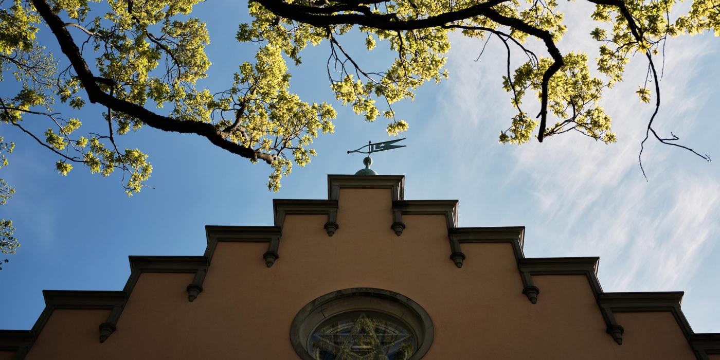Gibel des Logengebäudes im Frühling